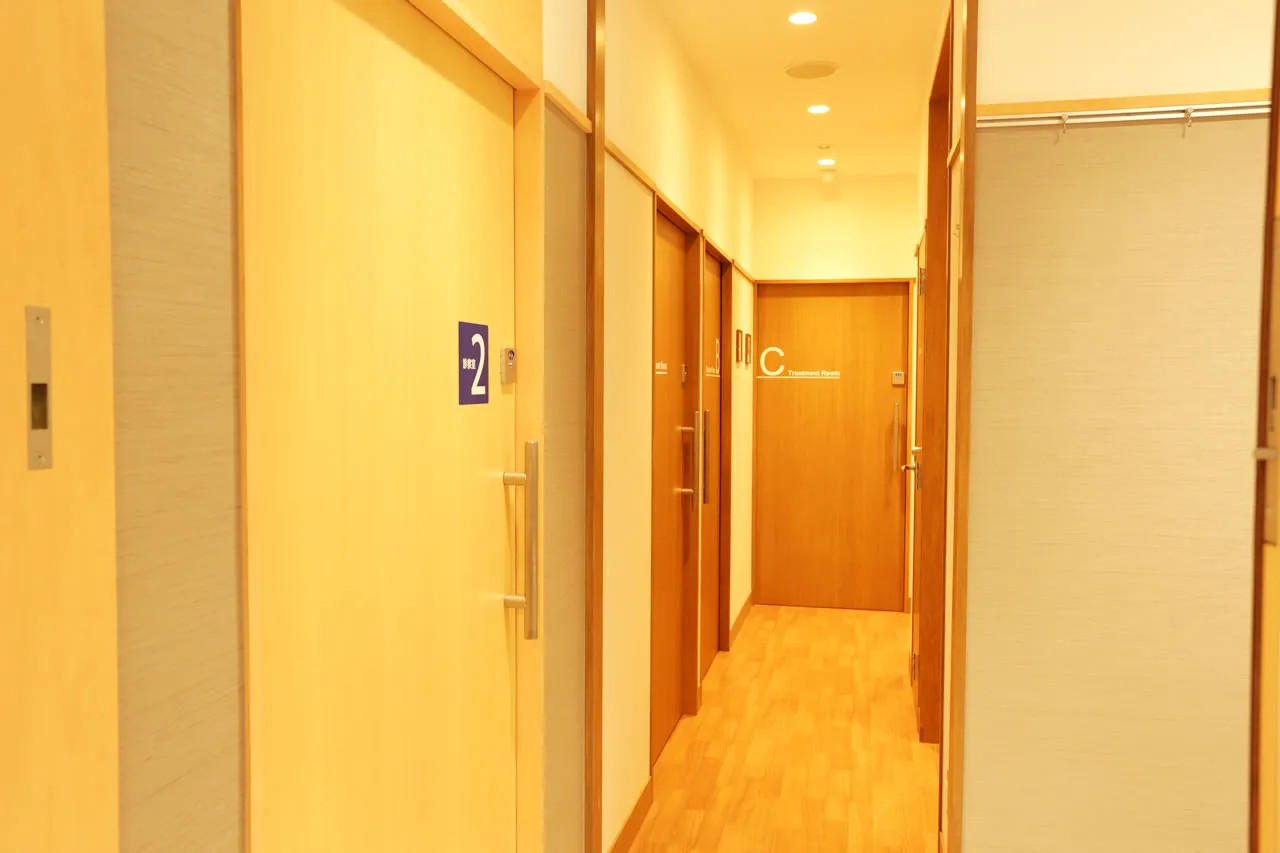 ミルディス皮フ科横浜西口の内観・外観・診療風景